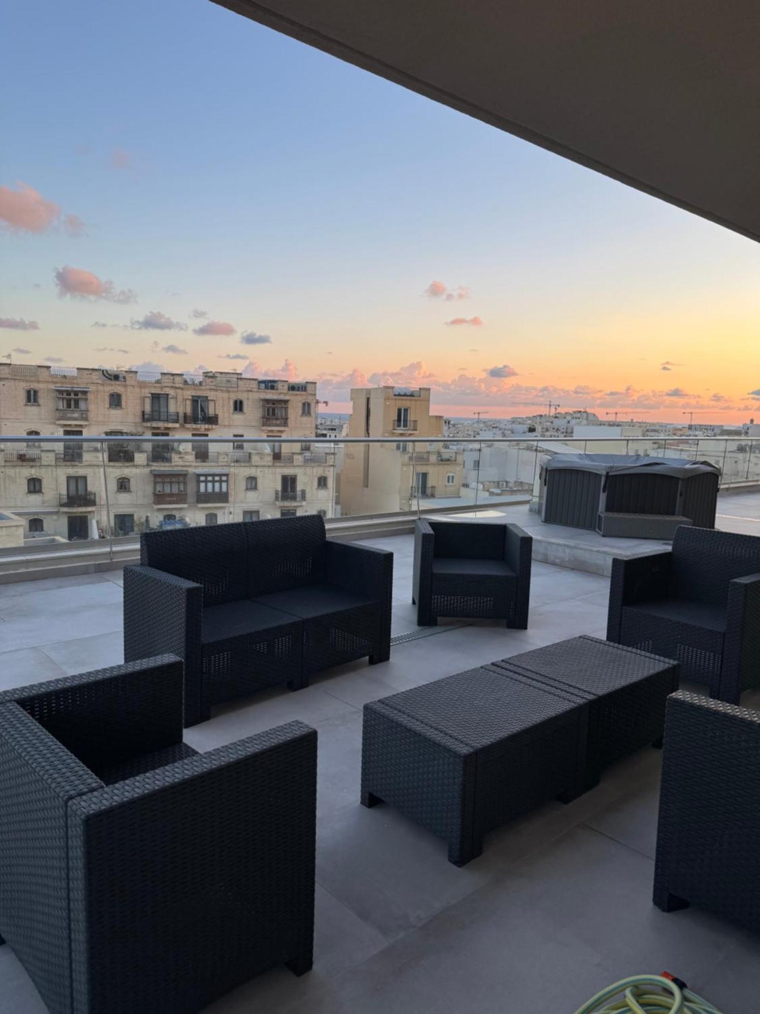 Skyline Soak, Views & Jacuzzi Apartment *